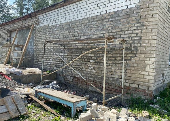 У здания морга Серовской городской больницы отремонтировали рухнувшую стену
