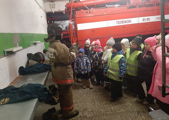 Перед новогодними каникулами серовские школьники пришли на экскурсию в пожарную часть