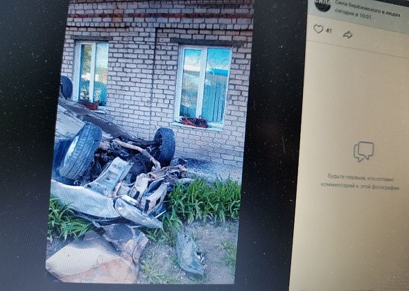В Свердловской области легковушка врезалась в здание экзаменационного отдела ГИБДД