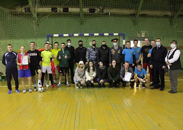 Студенты побывали на экскурсии в отделе полиции Серова и сыграли в футбол с сотрудниками