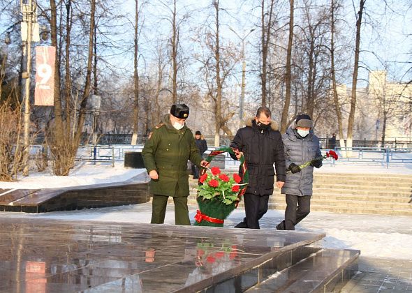 Глава Серова и представители общественности в День неизвестного солдата возложили цветы к мемориалам