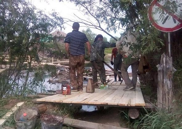 Жители Филькино самостоятельно строят пешеходный мост через Какву