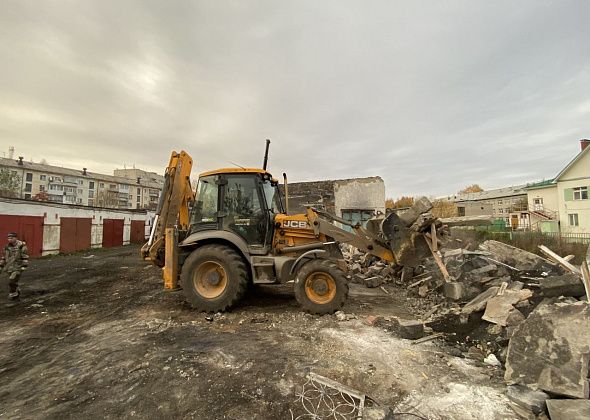 В Серове сносят здание бывших школьных мастерских