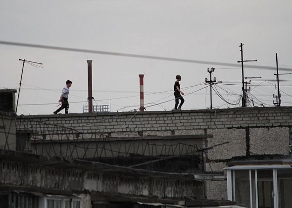 Комиссия по делам несовершеннолетних установит, как дети попали на крышу пятиэтажки в Серове