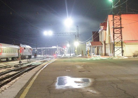 Жителя Екатеринбурга с 5-летней дочкой в мороз высадили из поезда в Серове. Из-за отсутствия бумажного паспорта