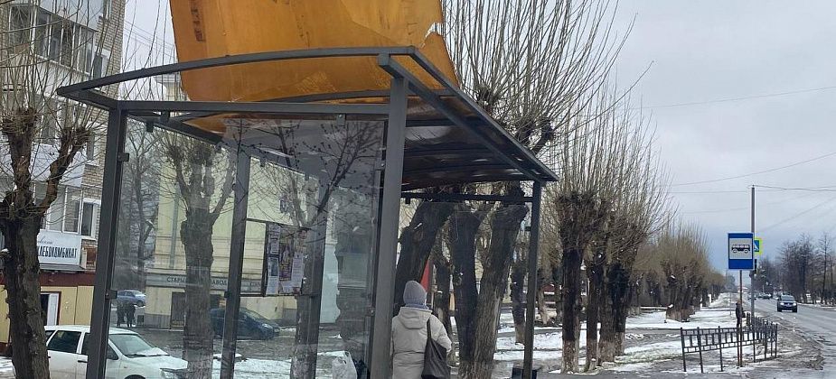 В Серове сломались крыши автобусных остановок. Обещают починить