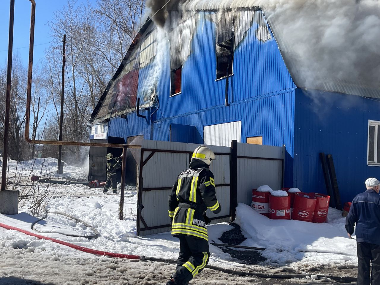 Пожар в серовском автосервисе тушили больше семи часов