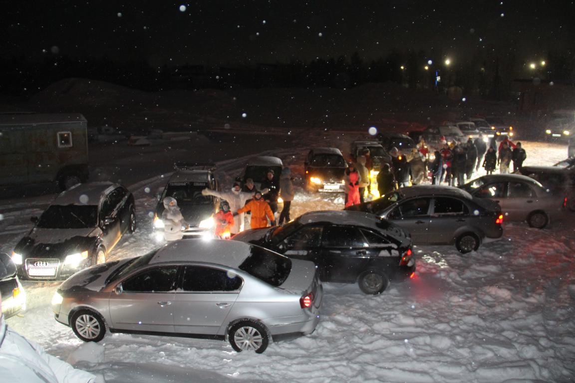 Жители Серова и Лесного “зажгли” юбилейную “Автоелку” 