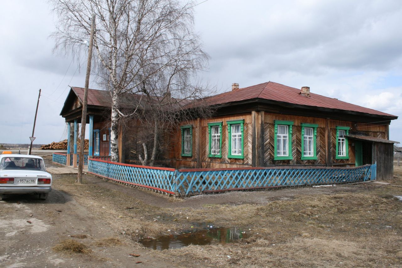 В клубе деревни Поспелкова заменят окна и двери