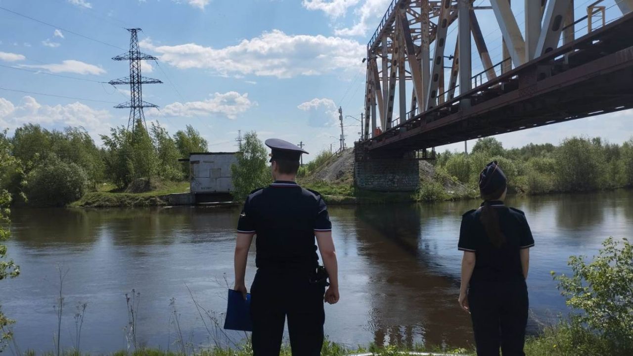 После падения ребенка из окна и утопления школьника полиция просит не оставлять детей без присмотра