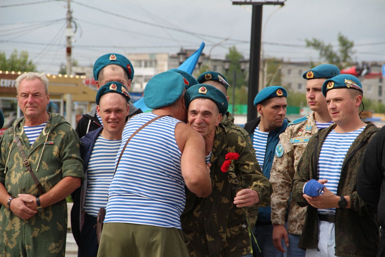 "Под девизом “Никто кроме нас” идешь по жизни". Серовские десантники отметили День ВДВ