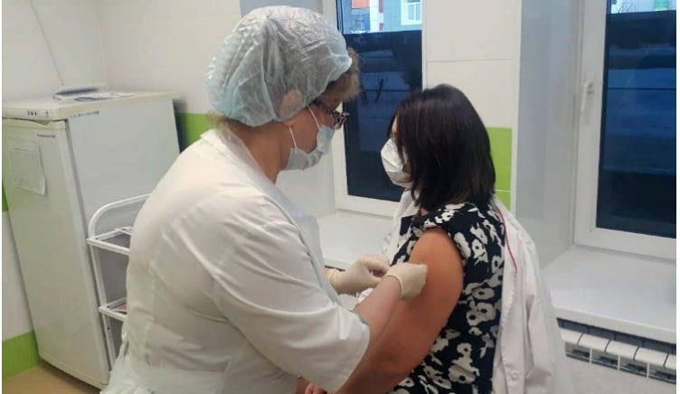 В Серове началась вакцинация медиков от коронавируса