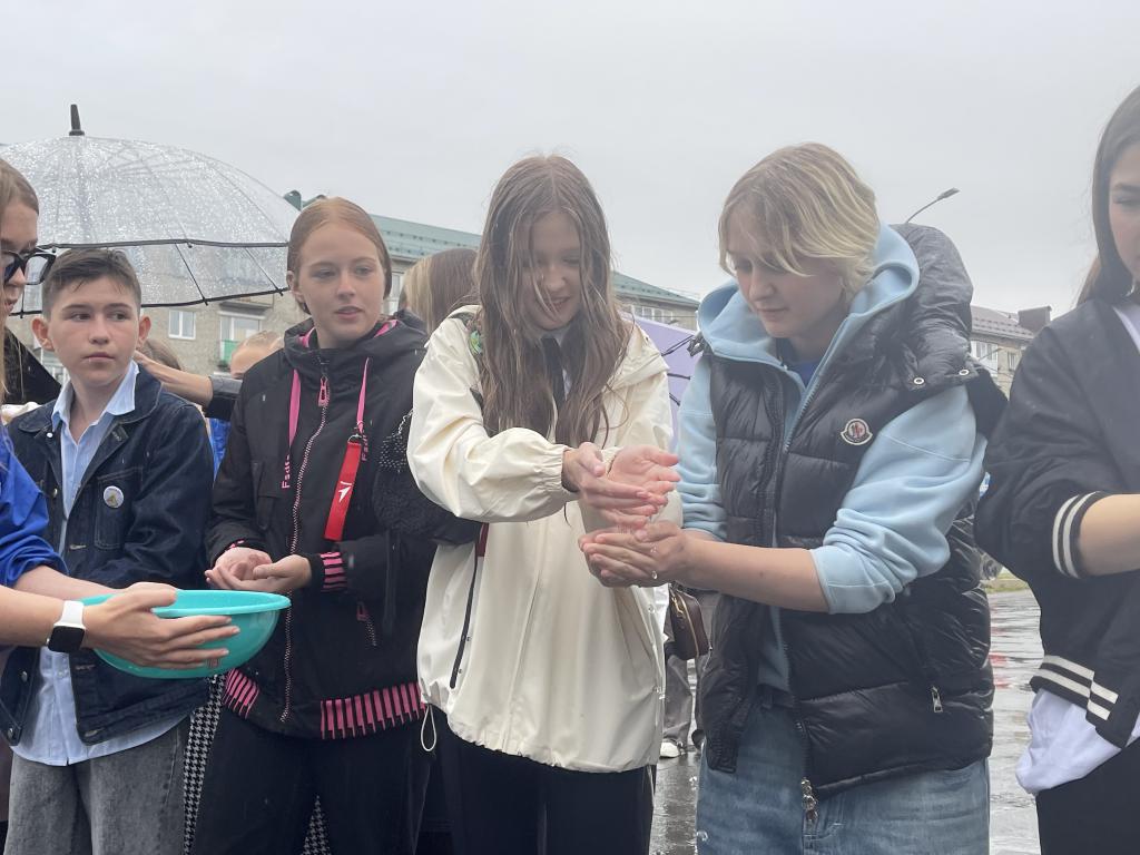 “Мы скорбим по невинным”. Серовчане почтили память жертв терактов