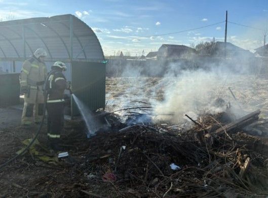 В Завокзальном у контейнерной площадки горел мусор