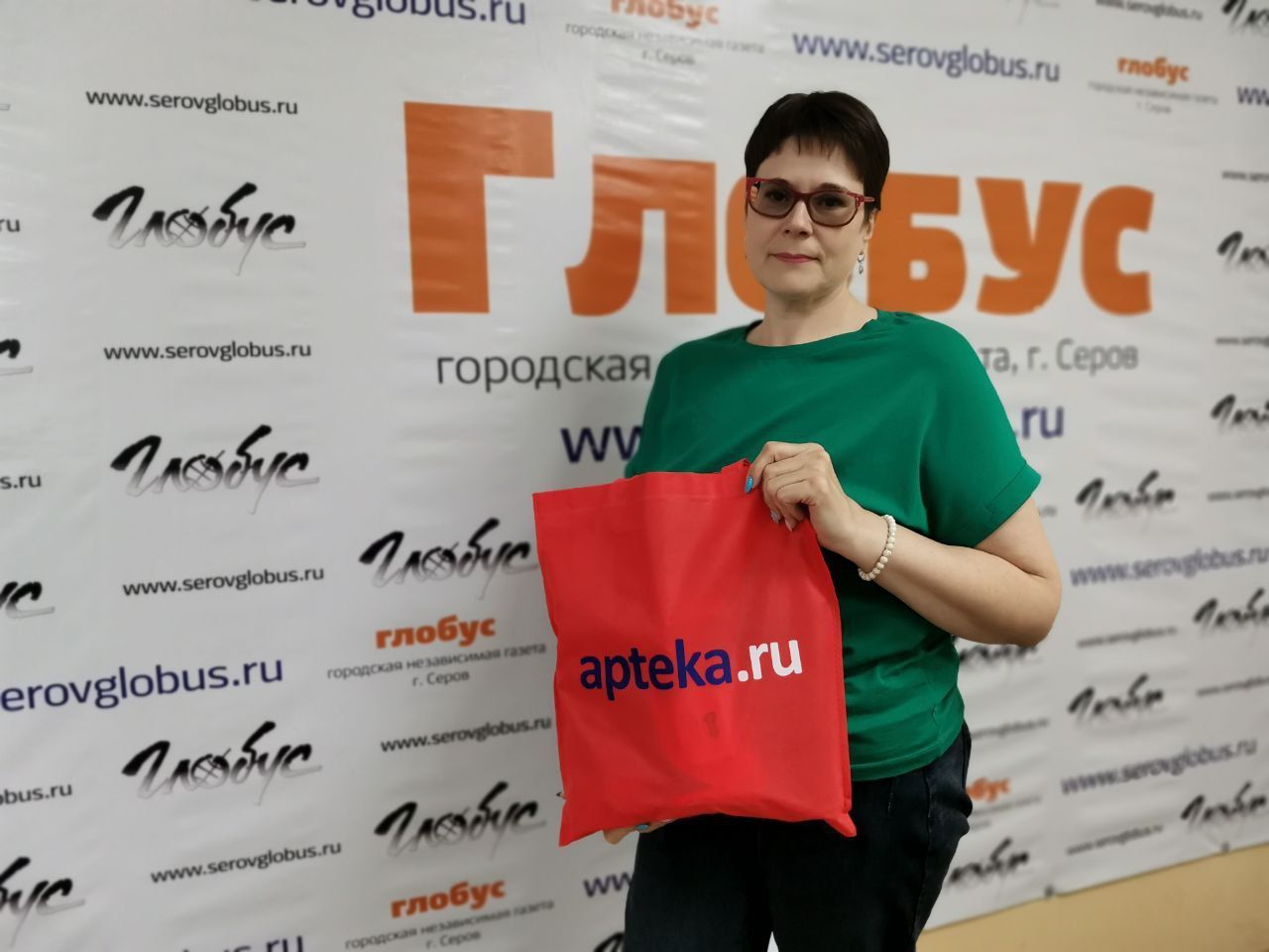 Победительница розыгрыша газеты «Глобус» получила подарок от интернет-сервиса Аптека.ру