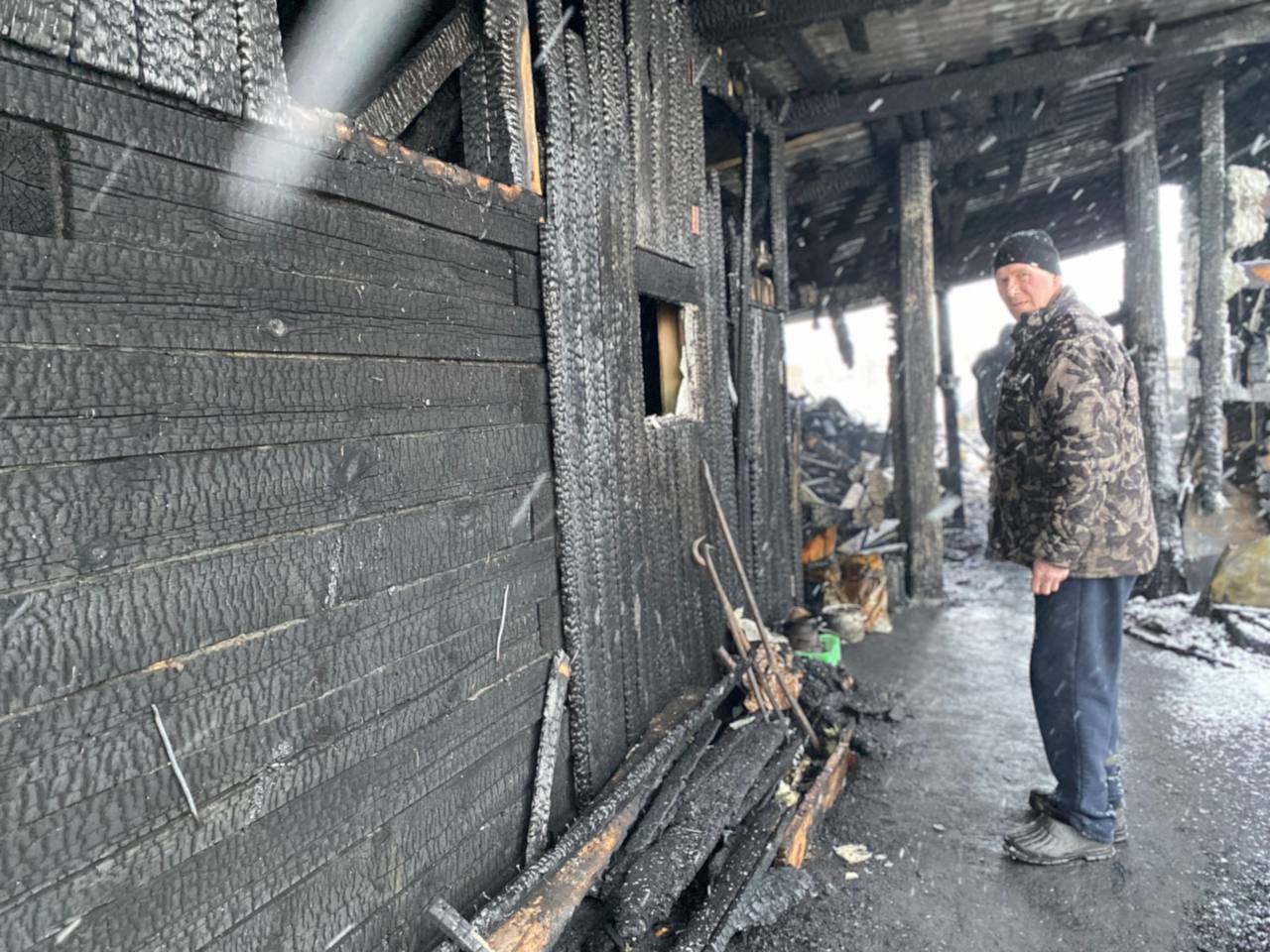 В Серове жителям сгоревшего дома нужна помощь