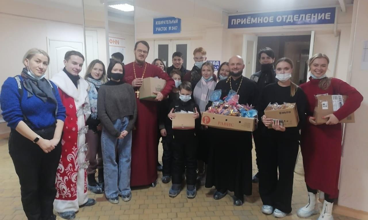 Серовская епархия раздает подарки, собранные в ходе благотворительной акции "Чудо Рождества"