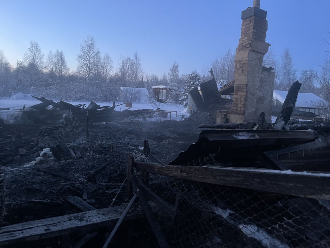 "Идет обгоревший..." Очевидцы рассказали о страшном пожаре в коллективном саду под Серовом