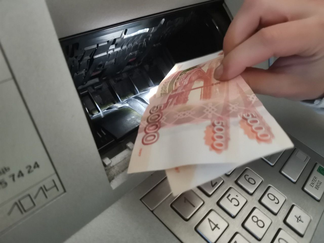 Серовчанка перевела неизвестным 200 тысяч, поверив, что ей должны доставить цветы