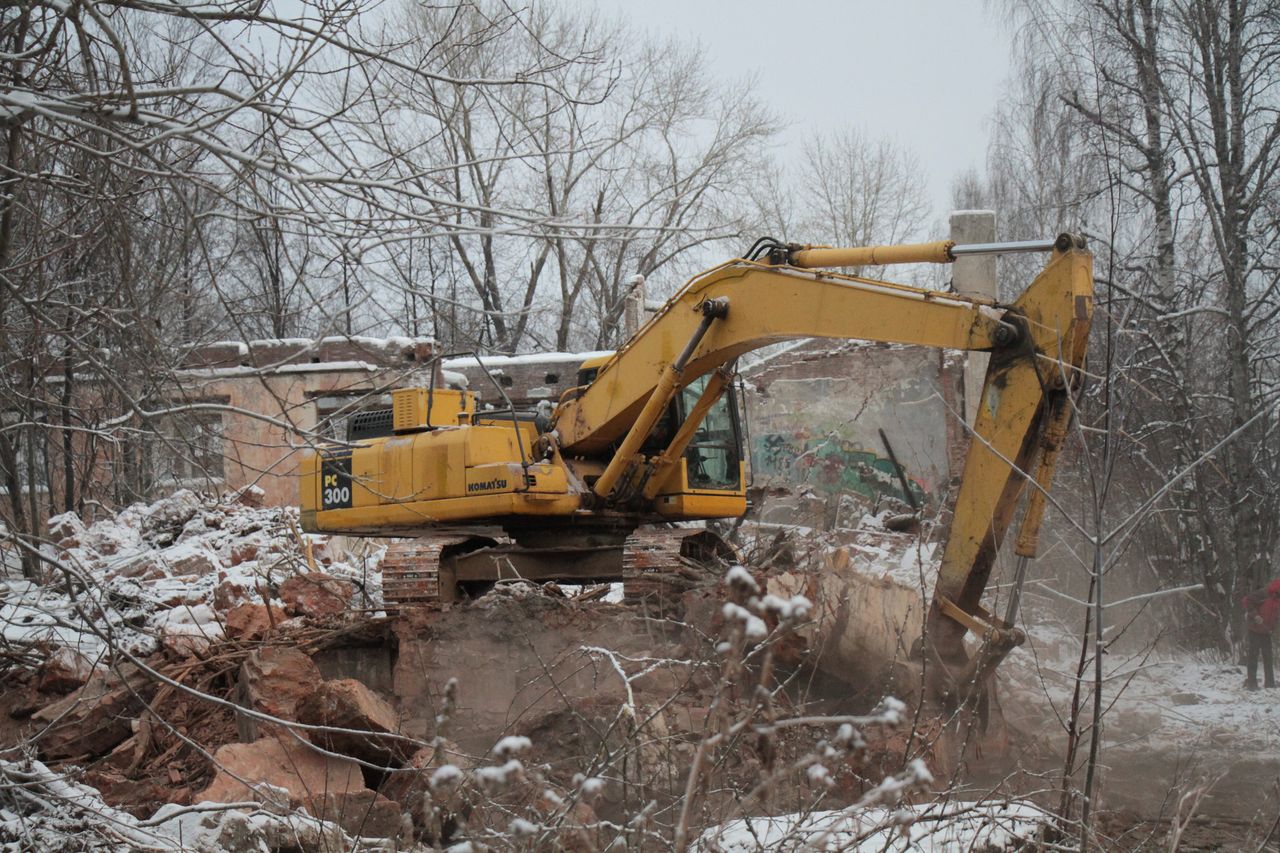 Начали сносить руины в Больничном городке Серова