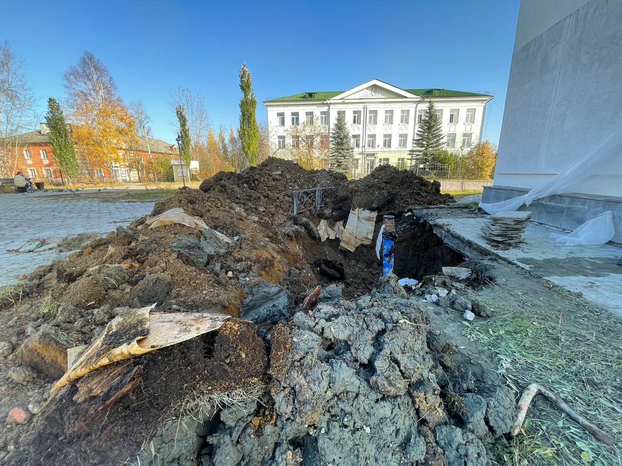 Серовчанка переживает из-за раскопок перед храмом в поселке Энергетиков. Кто восстановит площадь?