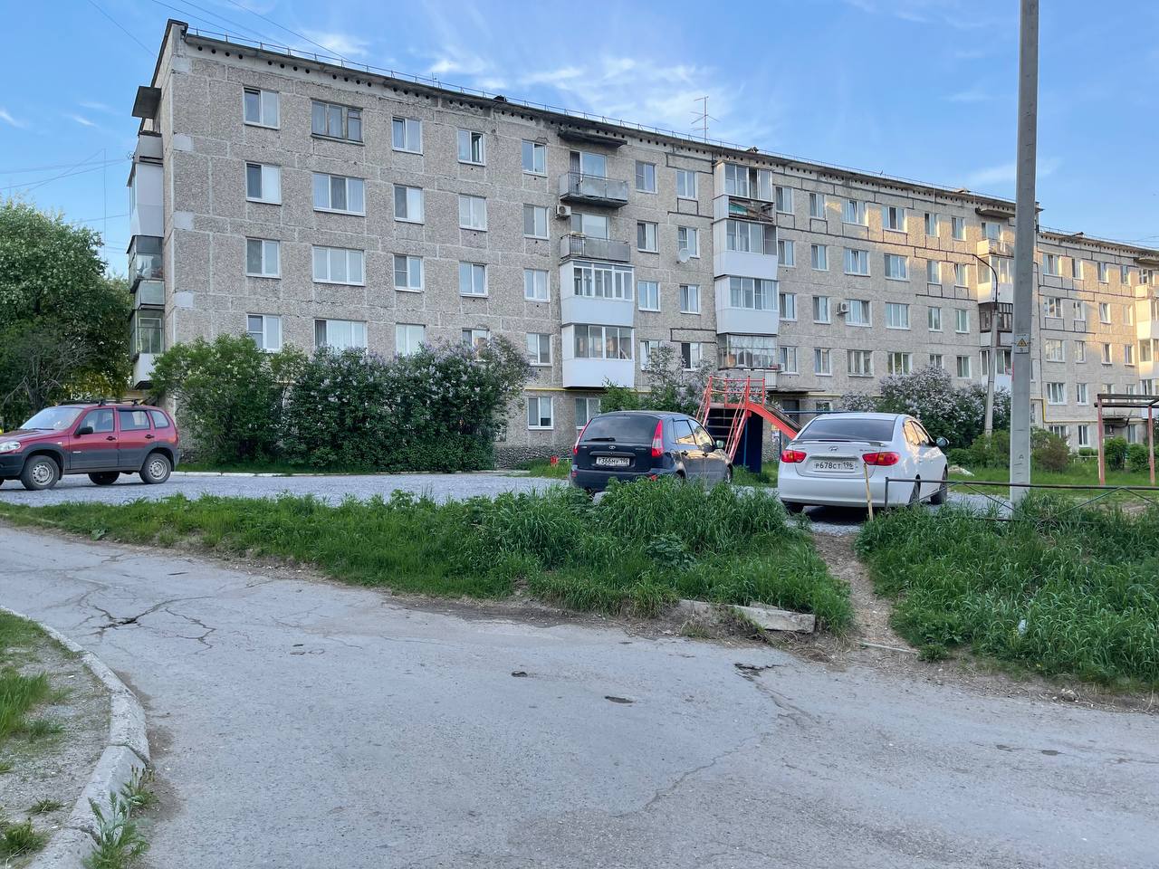 На месте газона и клумбы в серовском дворе появилась парковка для машин