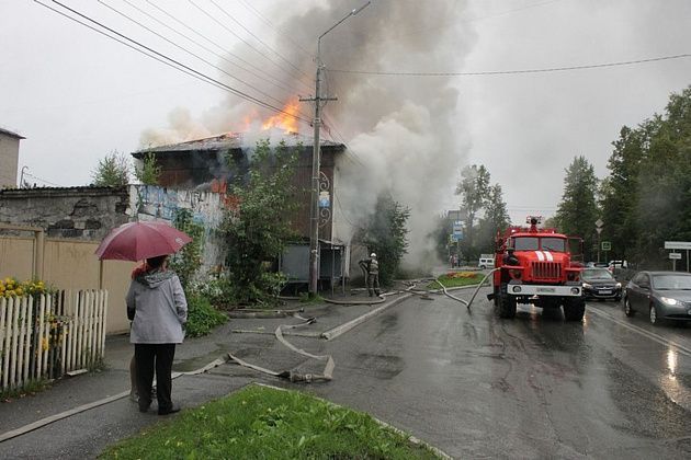 Серовчанка хочет знать, когда снесут сгоревшее здание напротив кинотеатра