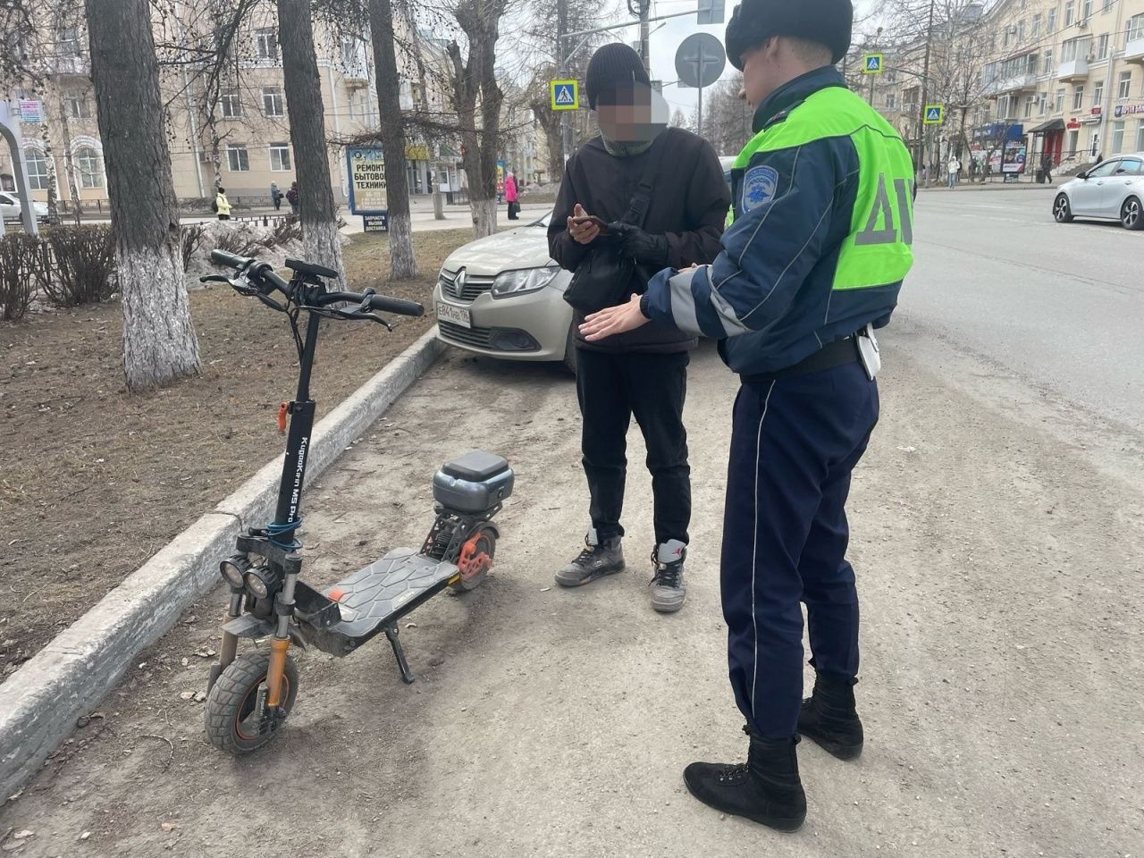 В центре Серова поймали юного электросамокатчика без прав. Ему и родителям грозят штрафы
