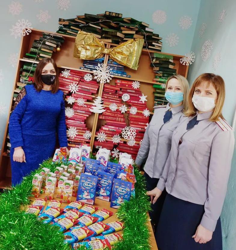 Сотрудники cосьвинской колонии приняли участие в благотворительной акции «Помоги Деду Морозу»
