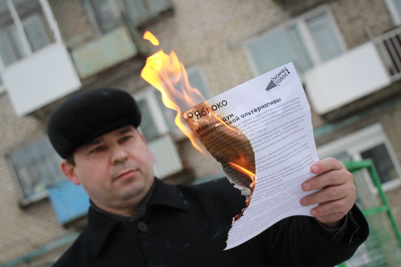 Znak.com: «Яблоко» исключит из своих рядов Александра Столбова, который сжег меморандум партии