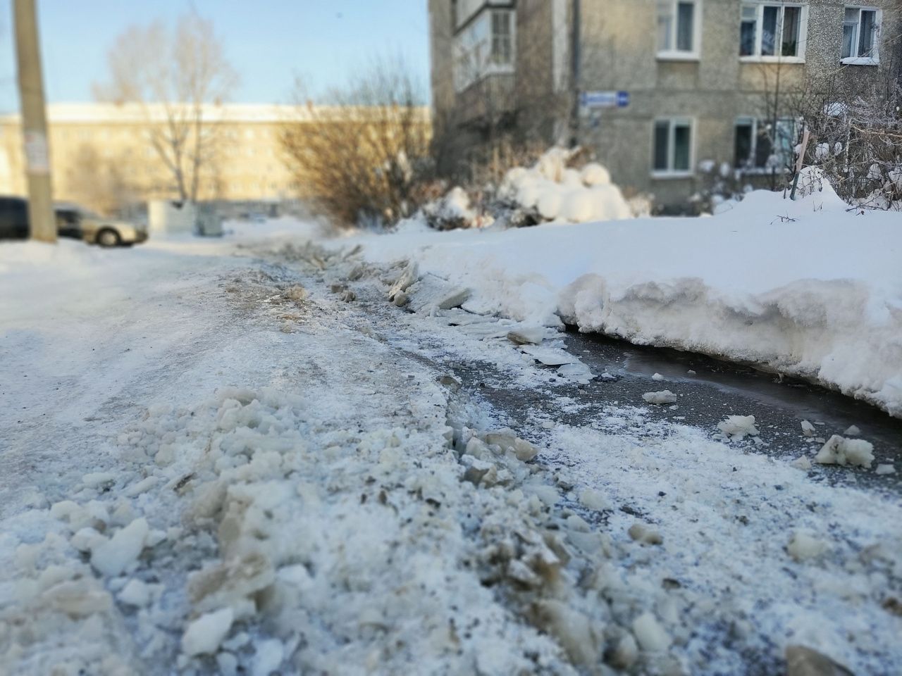 В Серове последствия прорыва водопровода на улице Луначарского не уберут до потепления
