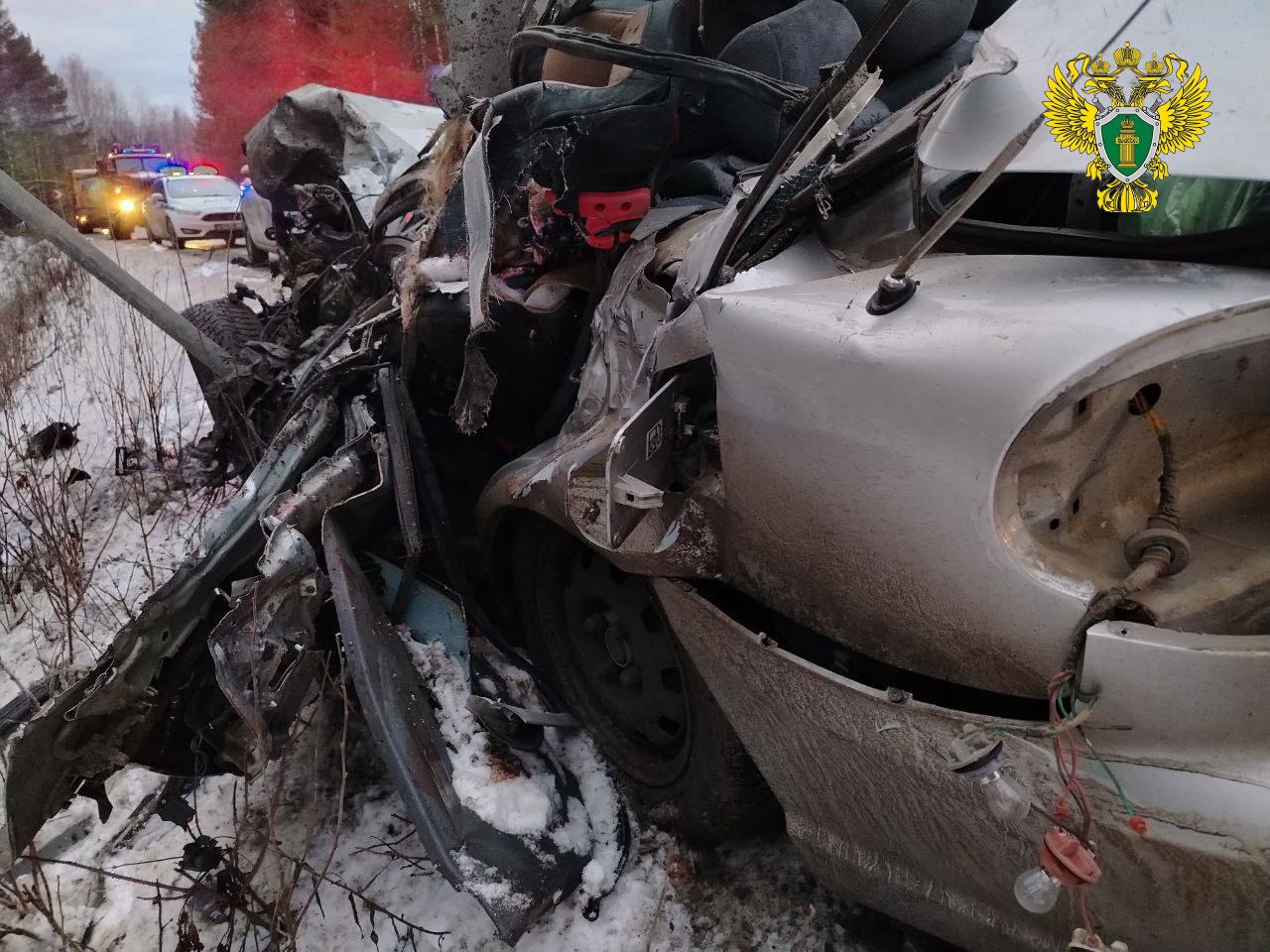 Столкнулись мусоровоз “Рифея” и легковушка. Подробности гибельного ДТП под Серовом