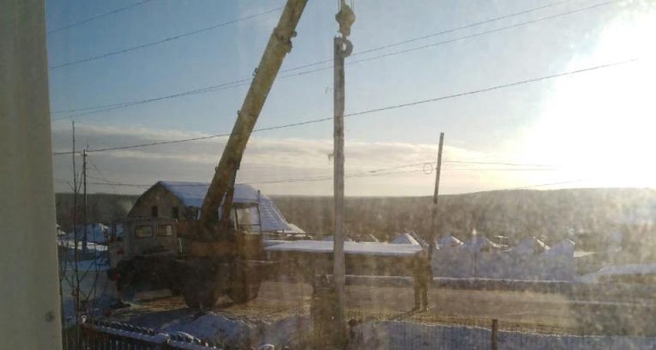 "Почти три года ждали".В серовском районе Лесозавод началась установка уличного освещения