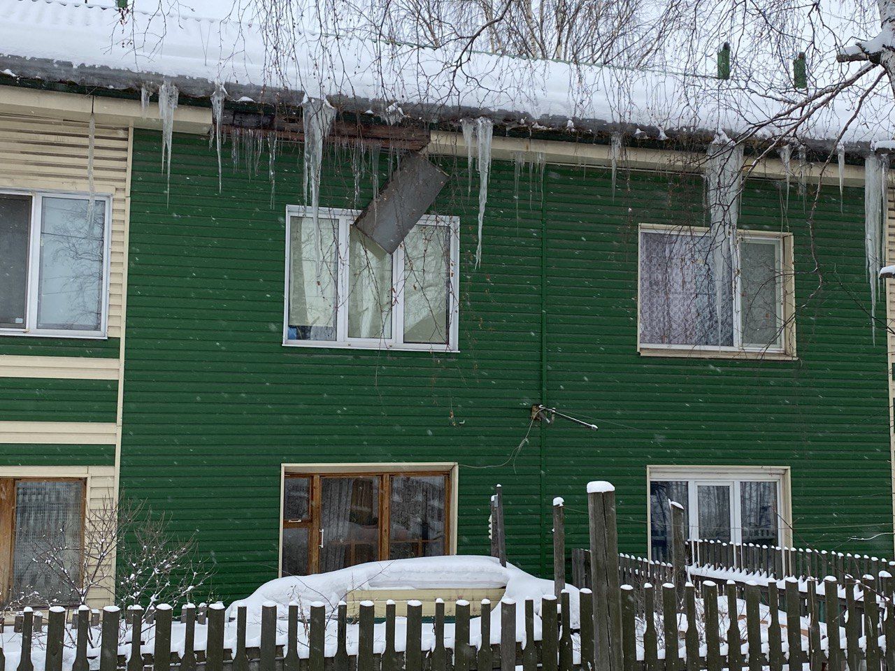 У дома в Серове повредило обшивку фасада. Виноват сошедший снег? 