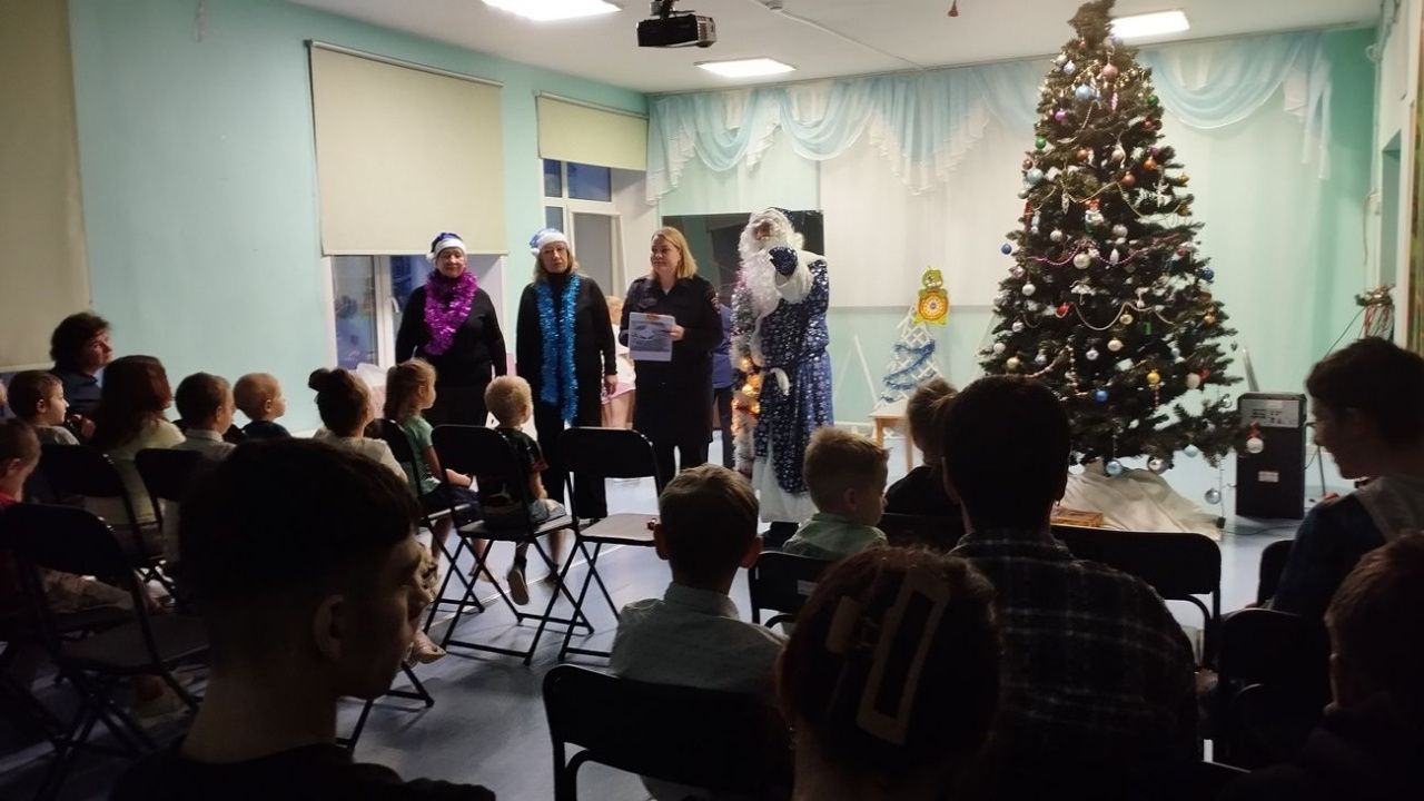 Полицейский Дед Мороз пришел в серовский Центр социальной помощи семье и детям