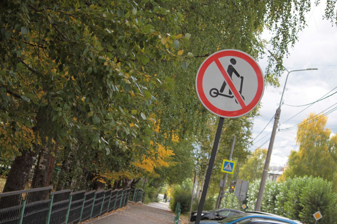 В Серове появились знаки, запрещающие проезд по тротуарам на электросамокатах и других СИМ