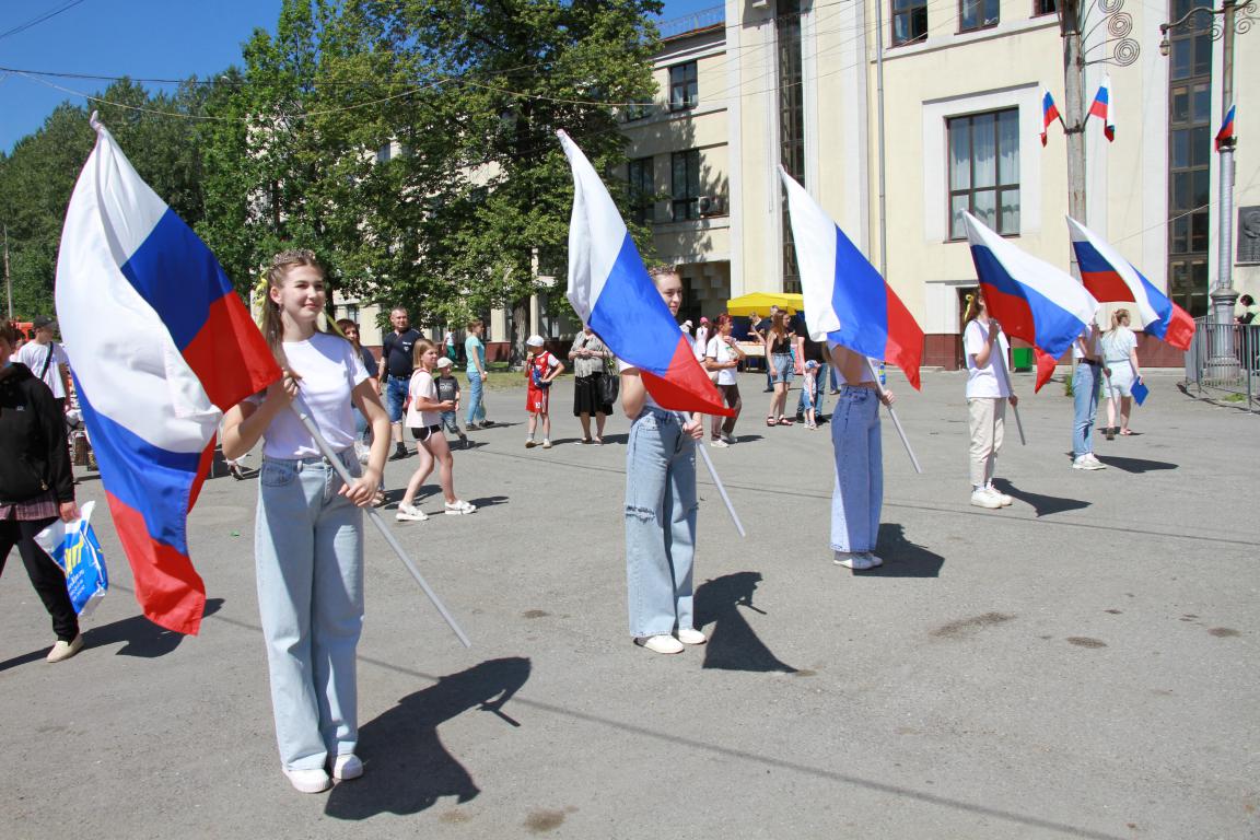 22 август 2019. Люди с флагами России. День флага. День государственного флага Российской Федерации. День России Серов.