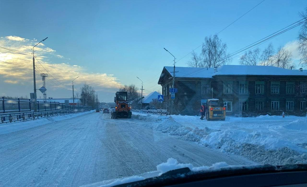 В Серове со снегом на дорогах и тротуарах борются 23 единицы техники
