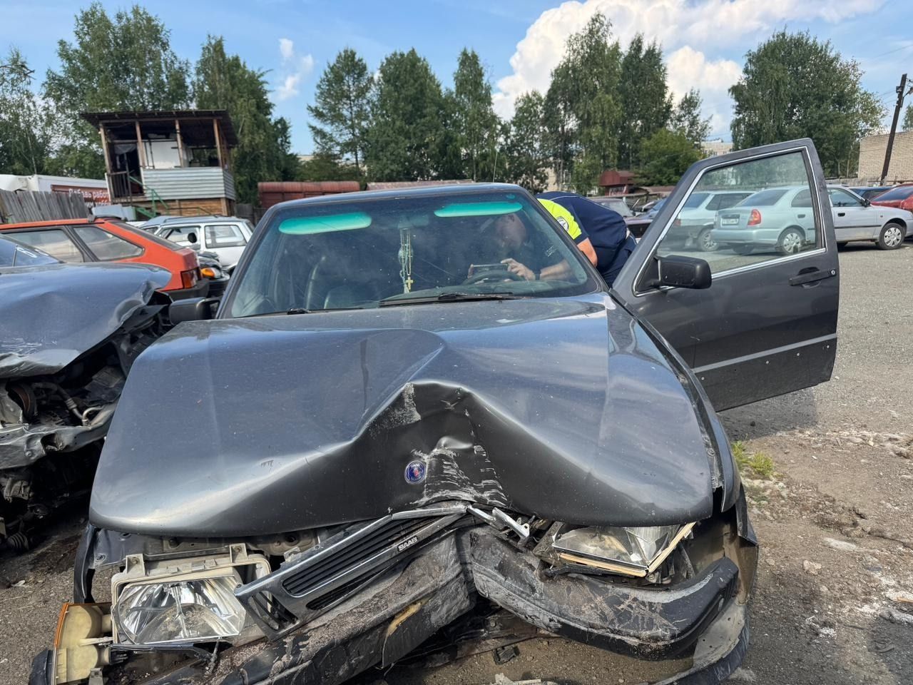 В Серове «лишенец» сел за руль и врезался в кучу шлака. Сильно расстроившись, выпил после ДТП