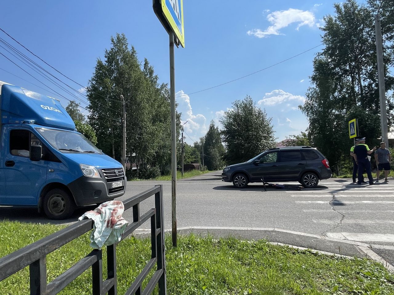 В Серове на пешеходном переходе столкнулись “Гранта” и двое детей на электросамокате