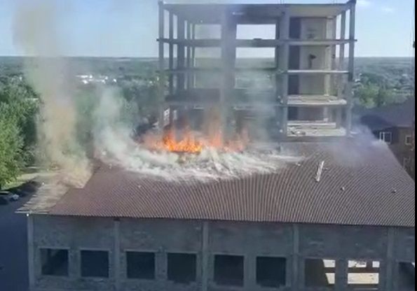 В Серове горел долгострой по улице Заславского