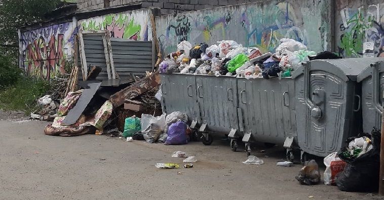 В Серове мусор копился на контейнерной площадке из-за ремонта водопроводных сетей. Мусоровоз не мог проехать
