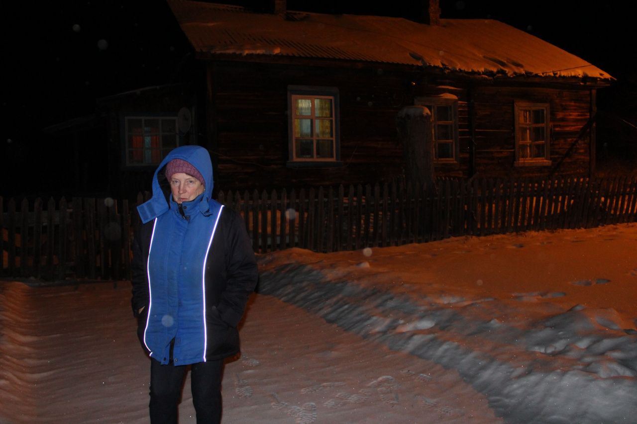 "Идти мне совершенно некуда". Жительница Первомайского переживает, что снесут дом, где она живет без прописки