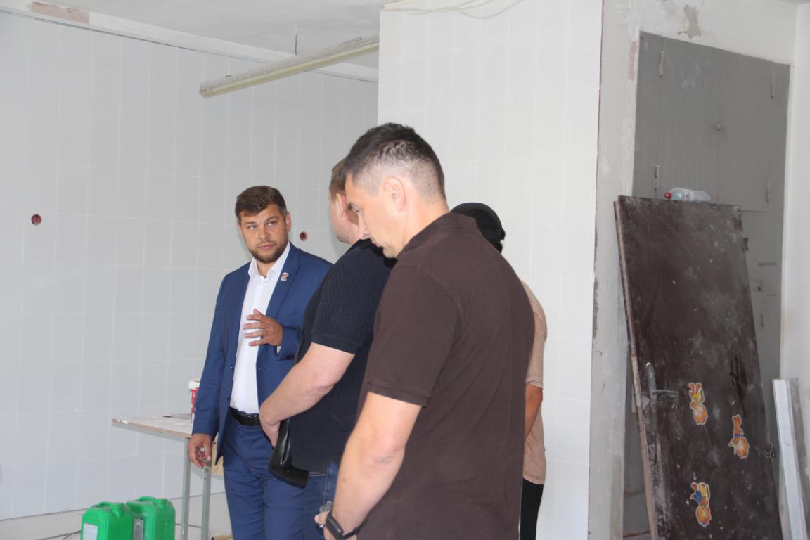 “У всех подрядчиков работа идет в графике, кроме школы №14”. Глава Серова объехал стройки