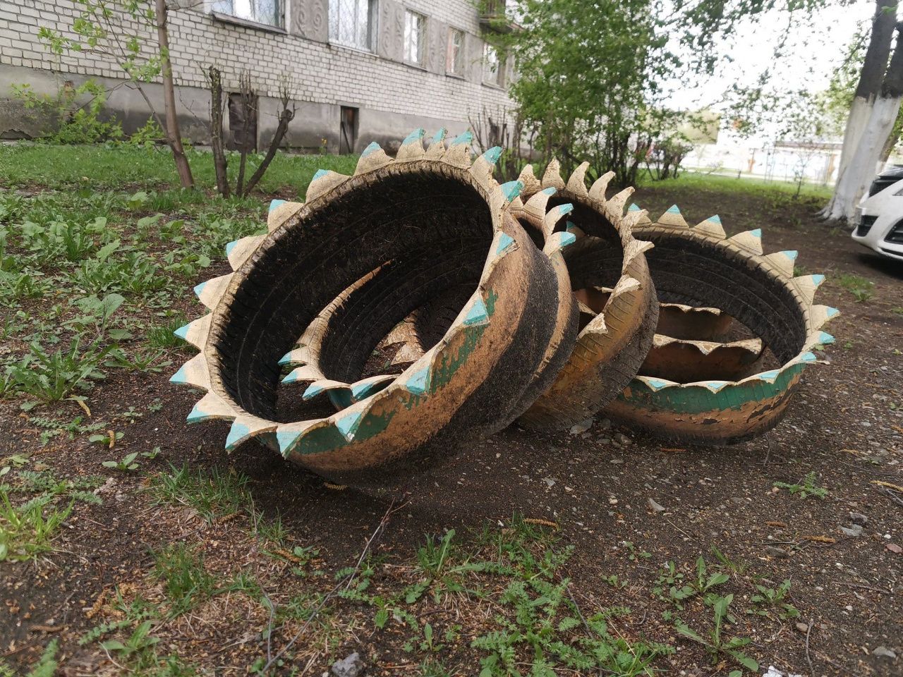 Серовчанка высказалась о демонтаже старых шин с дворовых территорий: «Больше проблем в городе нет?»