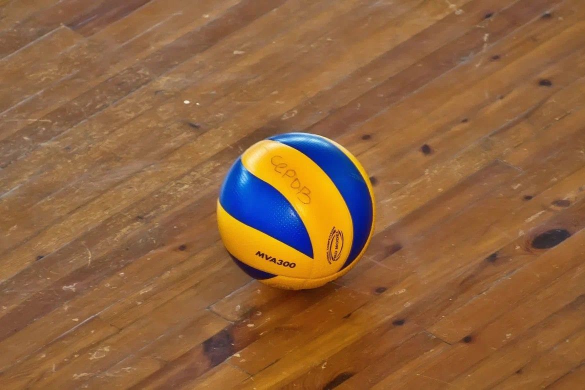На первенстве по волейболу в Серове играют 10 любительских команд