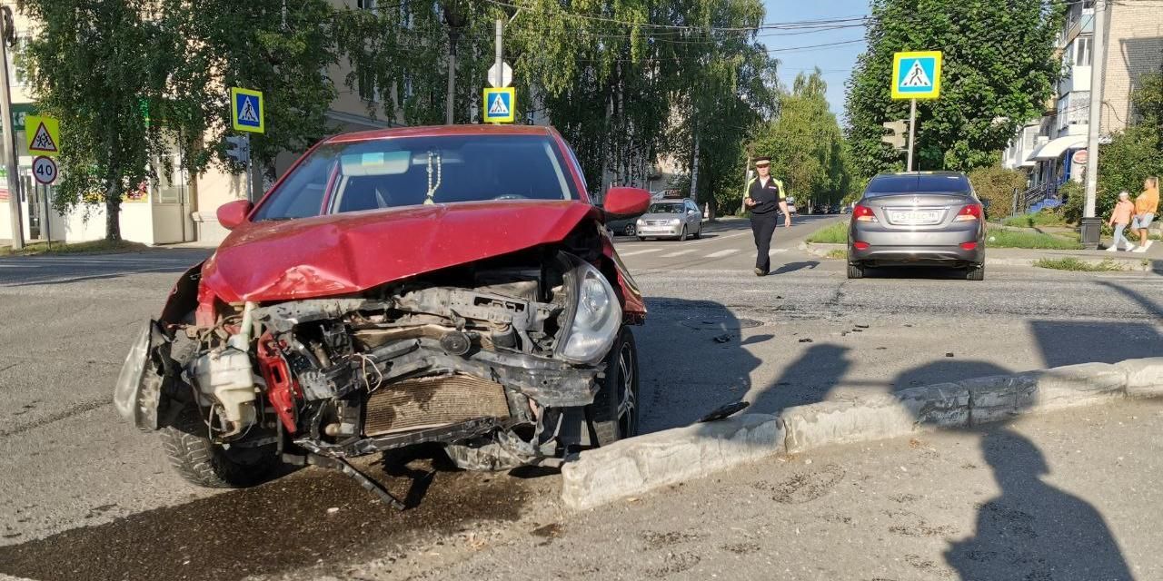 В Серове на перекрестке столкнулись два «Соляриса». Один из водителей ищет  свидетелей ДТП | Происшествия | СеровГлобус.ру