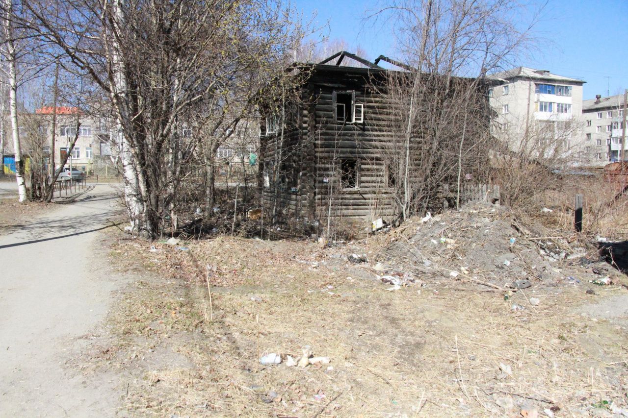 Заброшенный дом в центре Серова не снесут, пока в нем есть зарегистрированные. Строение неоднократно горело