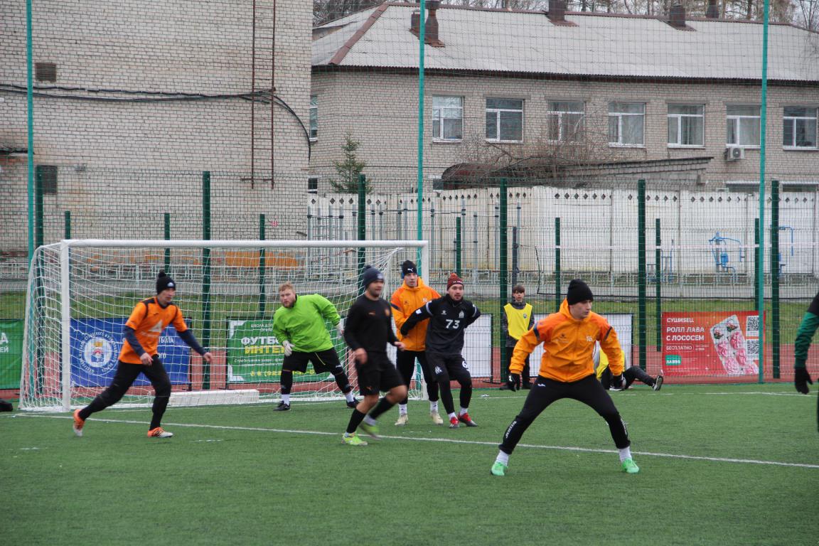 За первое место в турнире по мини-футболу "Весна Победы" будут бороться серовские команды