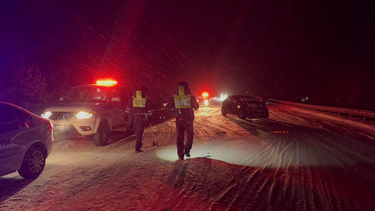 В Серовскую горбольницу доставили двоих детей, пострадавших в ДТП на трассе